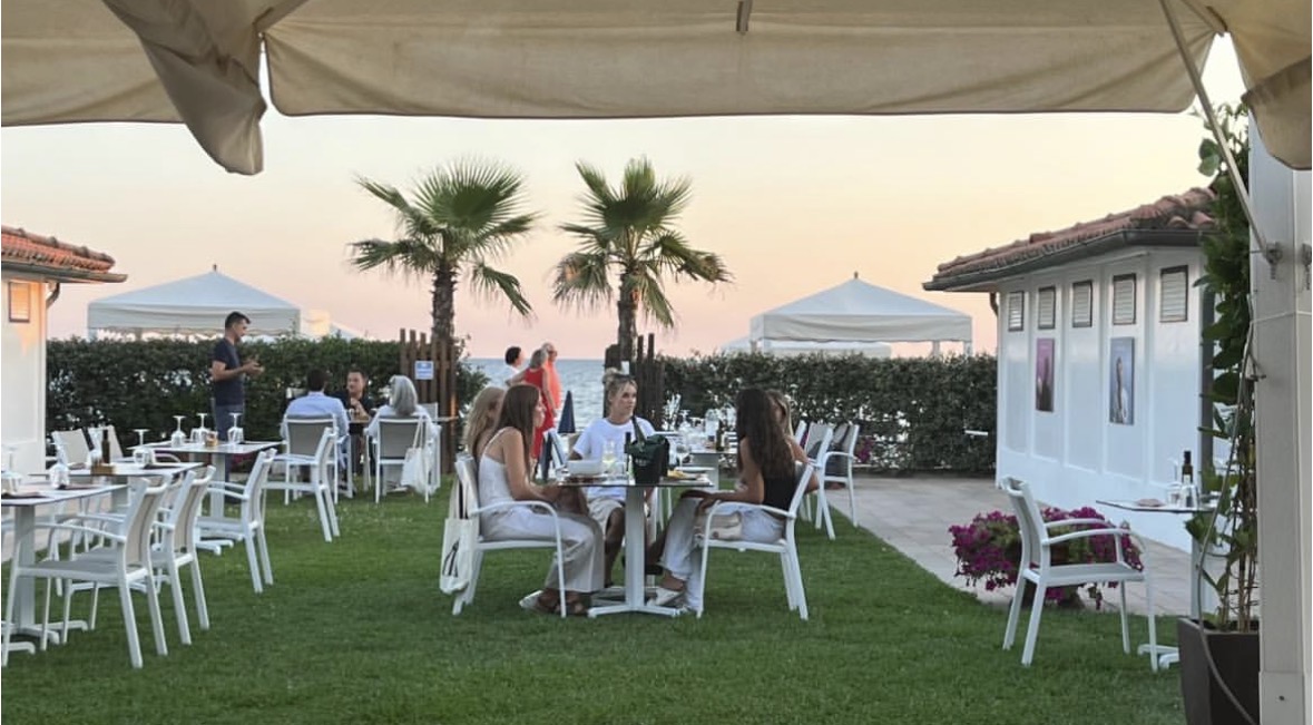 Giardino con tavoli a lume di candela