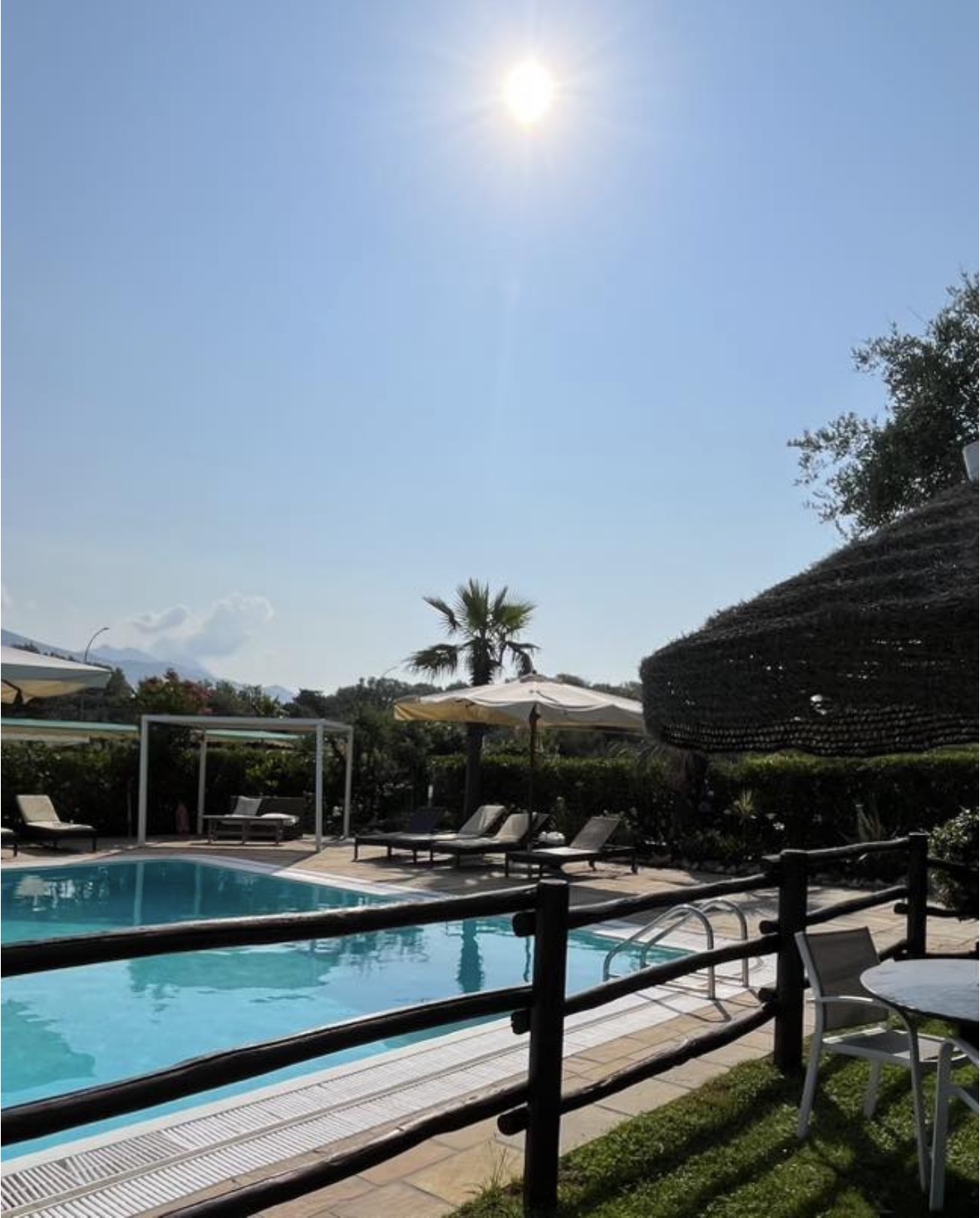 Piscina con zona relax