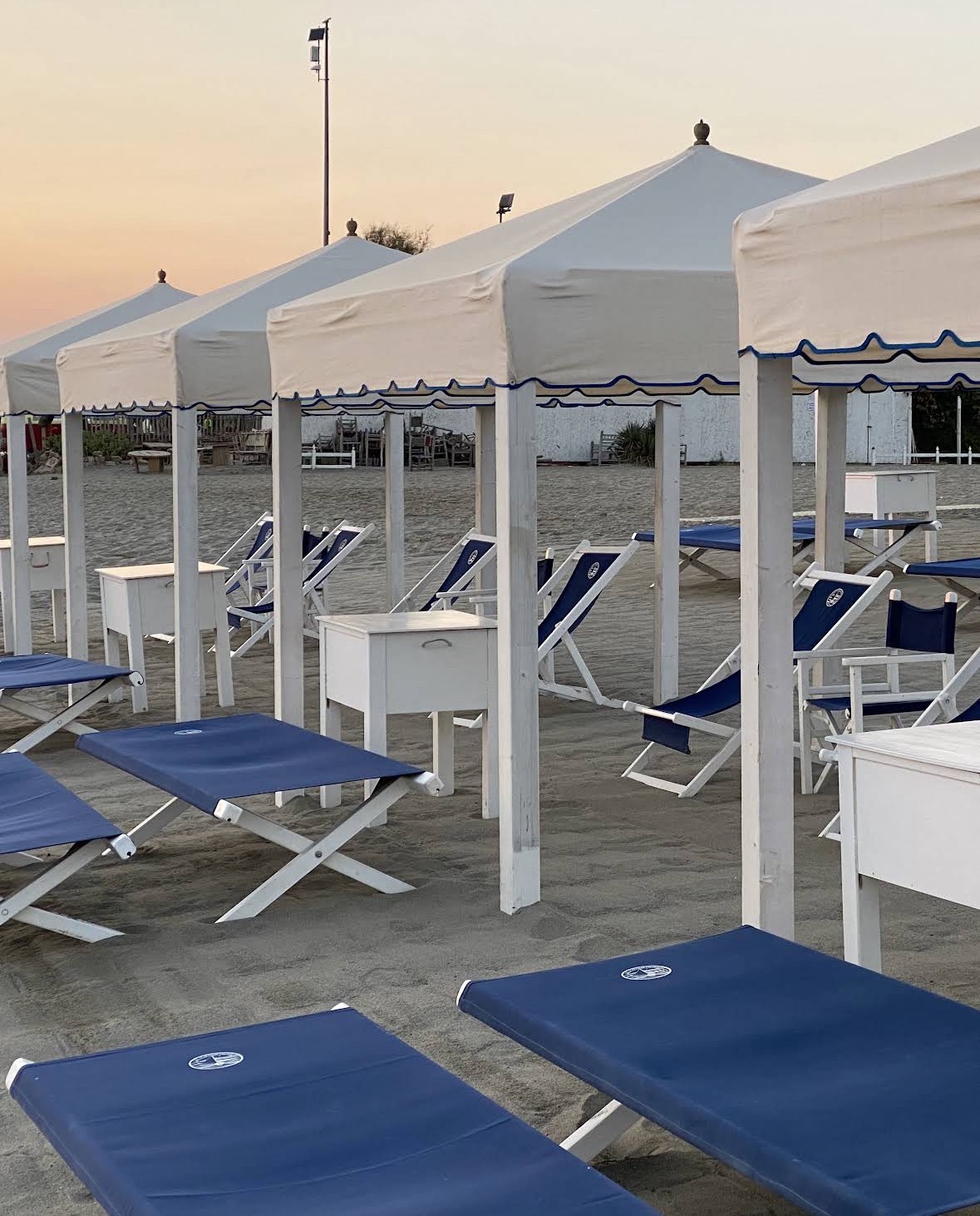 Le tende e gli ombrelloni del Bagno La Romanina a Marina di Massa