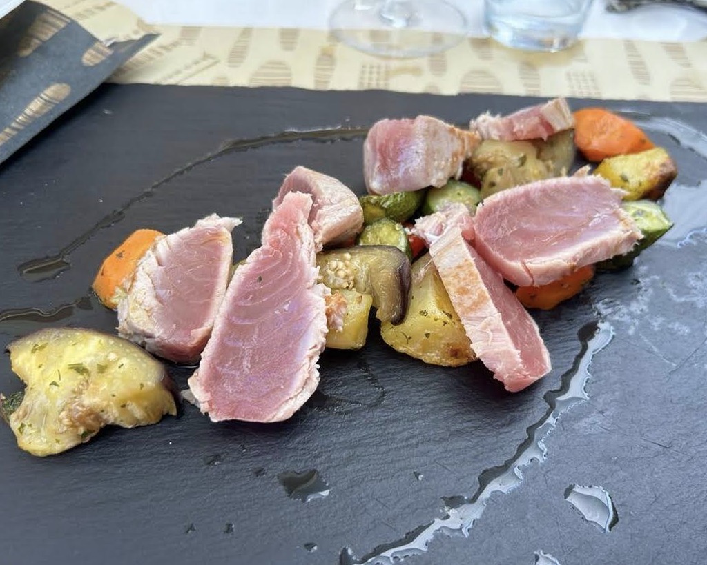 Tonno in padella con erbe aromatiche